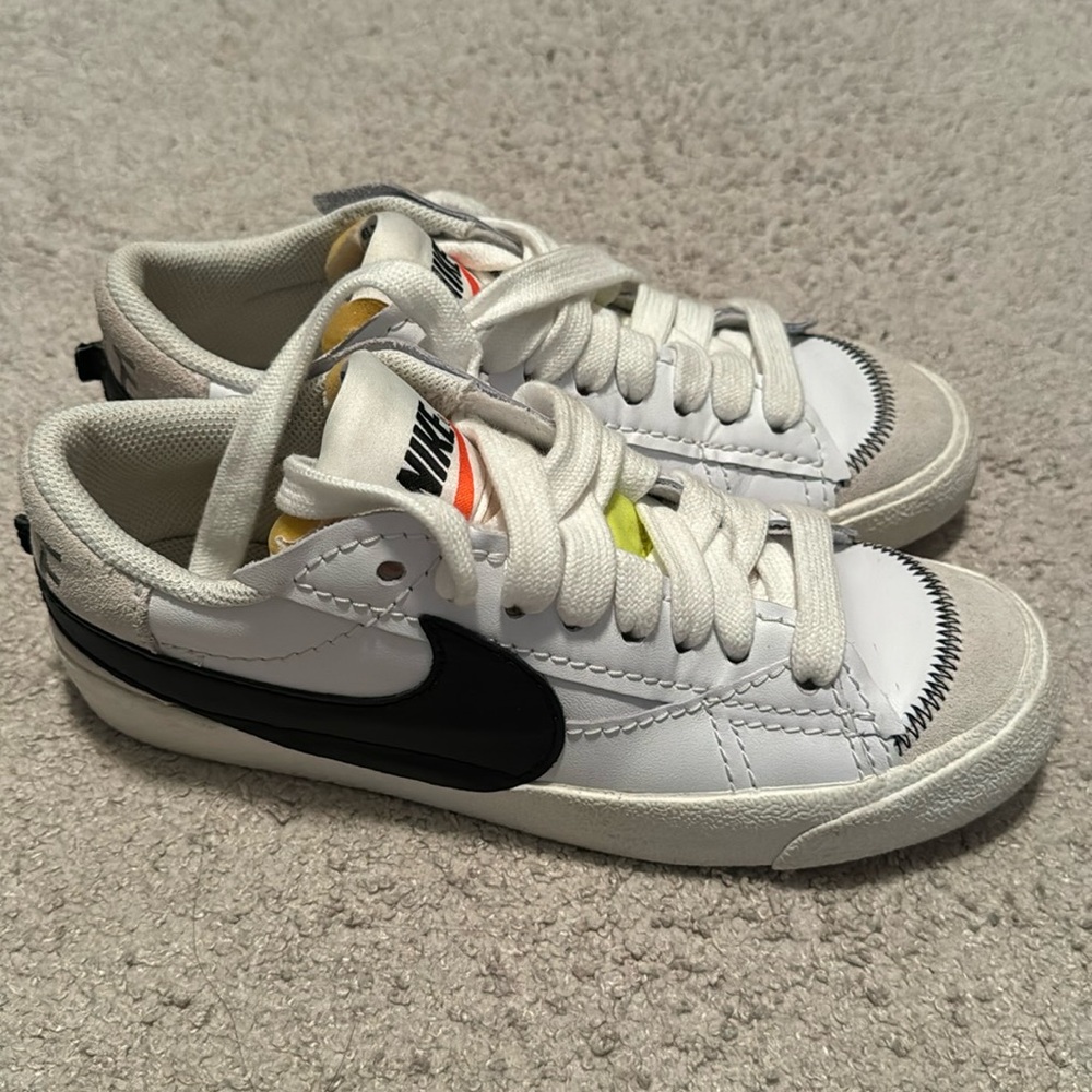Nike women’s blazer low jumbo